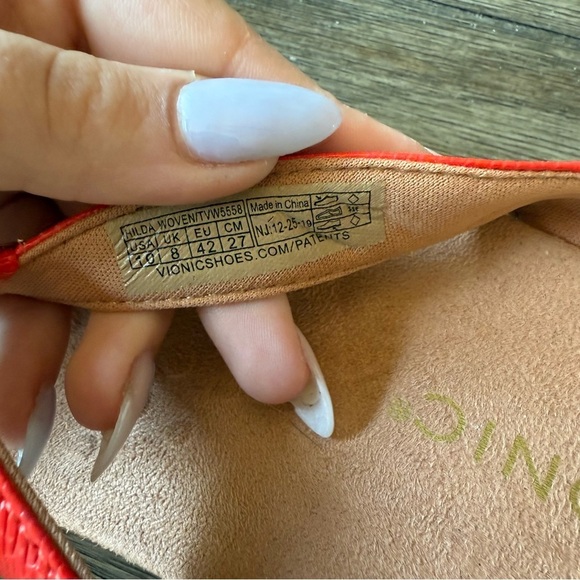 Red Vionic flip flops - Picture 5 of 6
